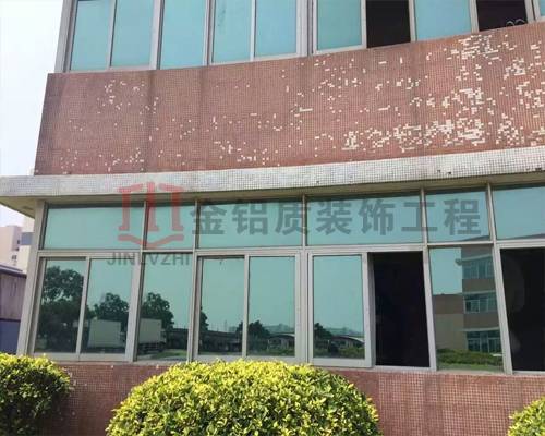 舊辦公樓特寫，在沒有鋁單板翻新前的照片真破舊